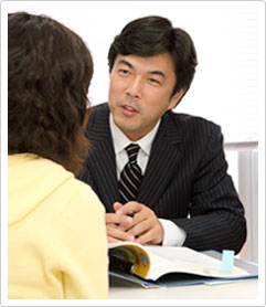 無料相談受付中 加川行政書士がコンサルを行っている様子